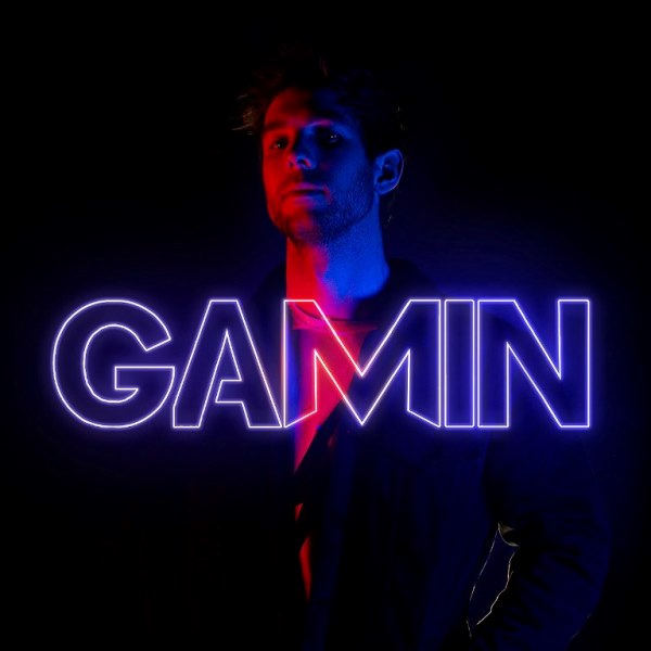 Gamin chanteur de musique folk