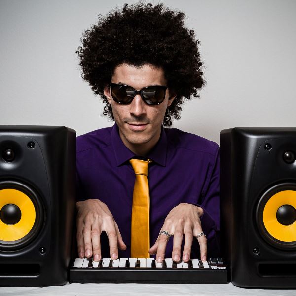 Mehdy Vonti, Auteur-compositeur-interprète, performer, producteur-créateur de contenus audiovisuels.